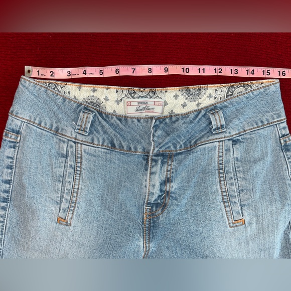 Levi’s Signature Light Wash Capri Jeans front slit - Picture 7 of 11